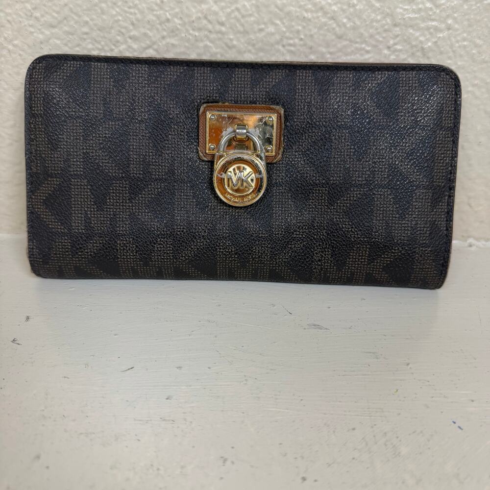 Michael Kors Hamilton monogram zip wallet signature gold tone padlock detail